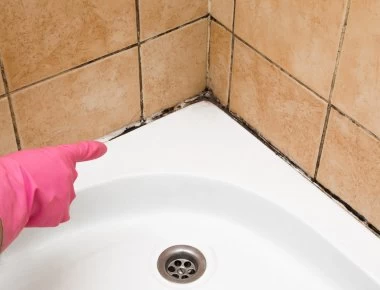 Μούχλα στο μπάνιο: Το κόλπο για να βγει από κάθε δύσκολο σημείο